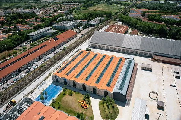 Hai cấu trúc đường sắt cũ đã được các kiến trúc sư của selldorf chuyển thành cơ sở triển lãm