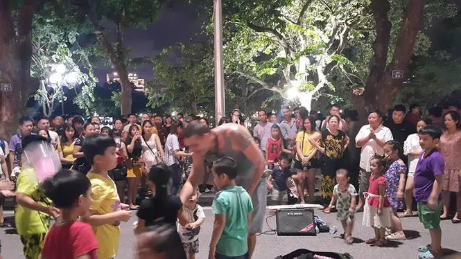 Bảo tồn phố cổ là thách thức với Hà Nội. Trong ảnh: Không gian đi bộ ở Hồ Gươm. Ảnh: NGUYÊN KHÁNH