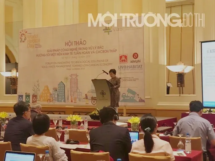 PGS. TS Vũ Thị Vinh trình bày tại hội thảo