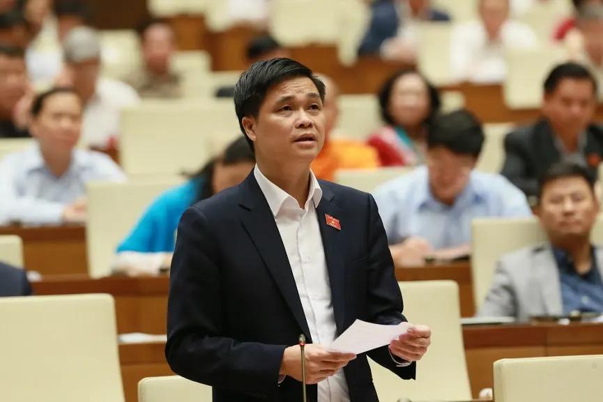 ĐBQH Ngọ Duy Hiểu - Phó Chủ tịch Tổng Liên đoàn Lao động Việt Nam đặt câu hỏi chất vấn Bộ trưởng Bộ Xây dựng Phạm Hồng Hà. Ảnh: Quốc Khánh