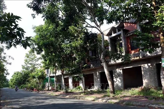 Khu dân cư thương mại 586 (Hậu Giang) được xây dựng gần 15 năm qua, nhưng đang rơi vào cảnh hoang tàn. Ảnh: Duy Khương/TTXVN