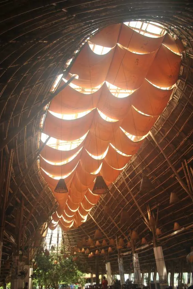 Nha-hang-van-hoa-tre-ben-bo-ho-tay-1