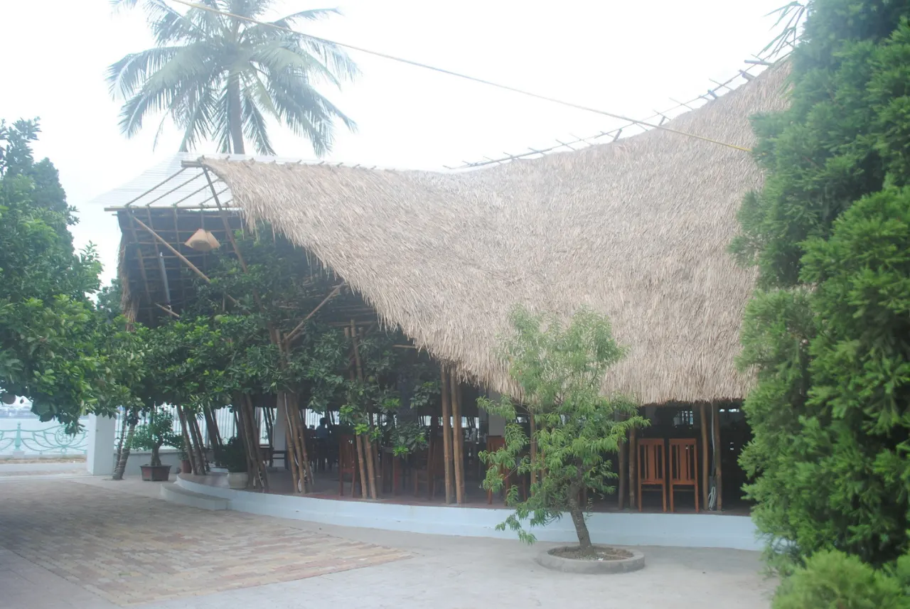 Nha-hang-van-hoa-tre-ben-bo-ho-tay-2