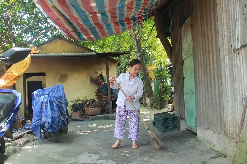 Nhiều ngôi nhà lụp sụp được che chắn tạm bợ. Ảnh: N.DO