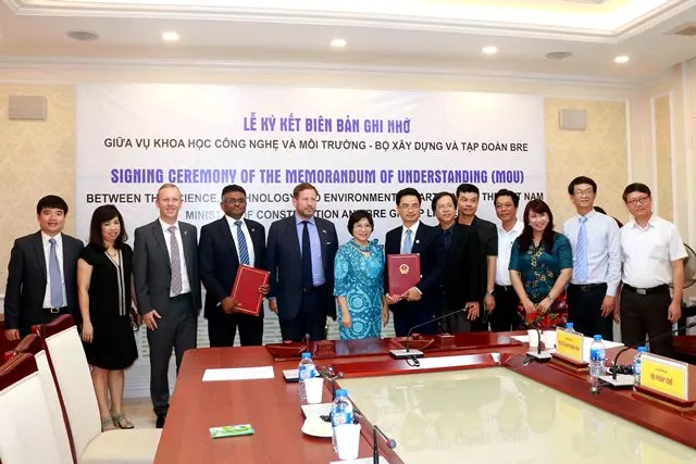 Thứ trưởng Phan Thị Mỹ Linh chụp ảnh lưu niệm cùng Đặc phái viên Edward Vaizey, Đại sứ Gareth Ward và các đại biểu tham dự