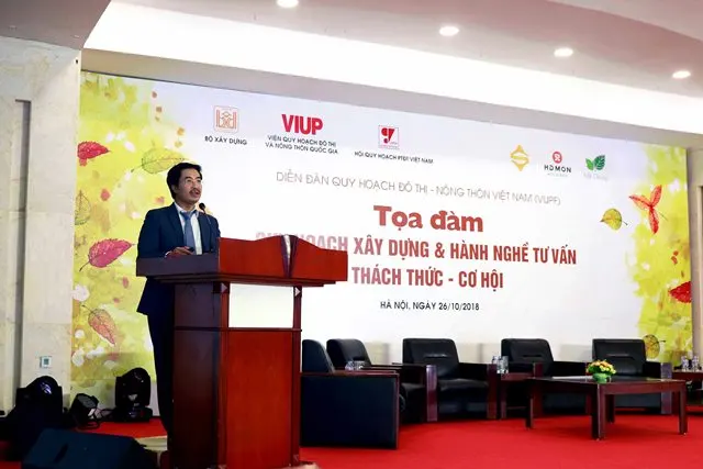 Viện trưởng Viện VIUP Lưu Đức Cường trình bày tham luận tại tọa đàm