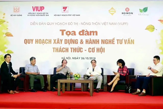 Các diễn giả trao đổi, thảo luận tại tọa đàm
