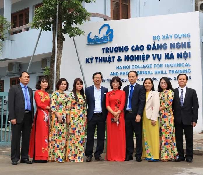 Thứ trưởng Nguyễn Đình Toàn chụp ảnh lưu niệm cùng cán bộ, giảng viên trường Cao đẳng nghề Kỹ thuật và Nghiệp vụ Hà Nội