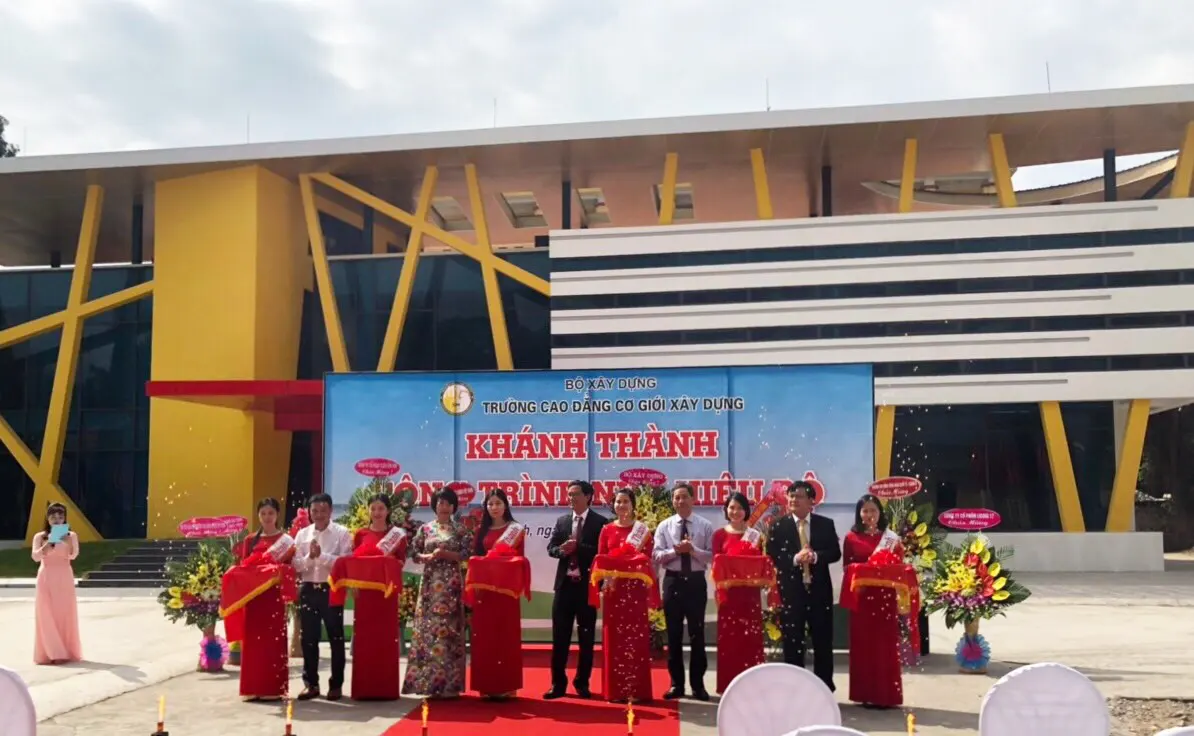 Thứ trưởng Nguyễn Đình Toàn cũng các vị đại biểu cắt băng khánh thành nhà hiệu bộ