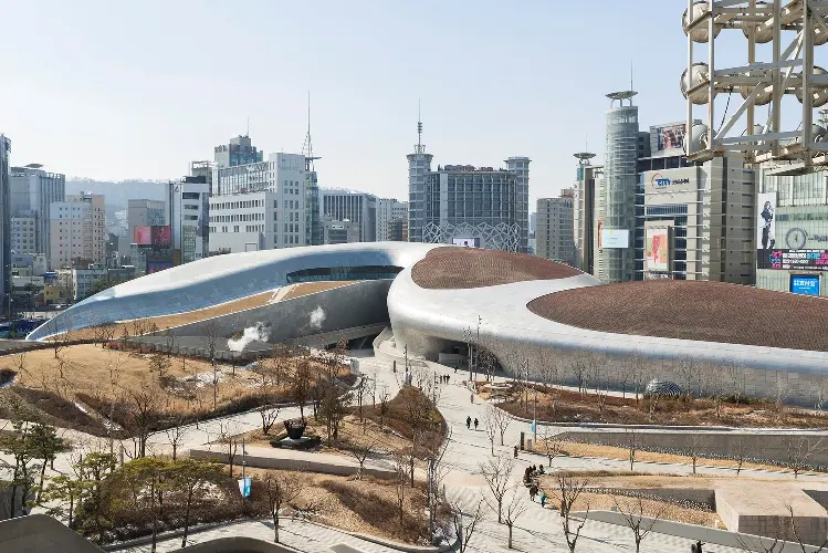 Choáng với trung tâm thiết kế hình trăn ở Seoul