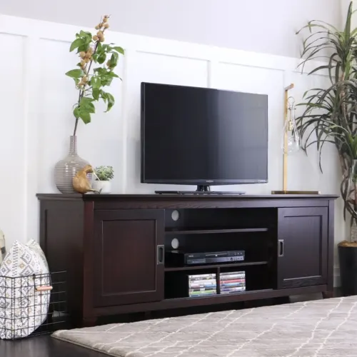 Nâng cao giá trị khu vực tiếp khách với kệ tivi gỗ sang trọng, khung gỗ tự nhiên chắc chắn chịu được tải trọng cao, cửa trượt giúp việc đóng mở thuận tiện lại không chiếm không gian