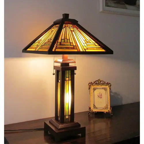 Đèn được chế tác từ hơn 155 miếng kính nghệ thuật cắt bằng tay riêng sẽ bổ sung màu sắc và phong cách cho bất kỳ căn phòng nào