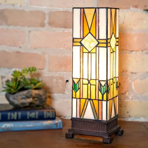 Chiếc đèn bàn lấy cảm hứng từ những cây cột chống thời cổ đại tăng sức hấp dẫn cho không gian trưng bày
