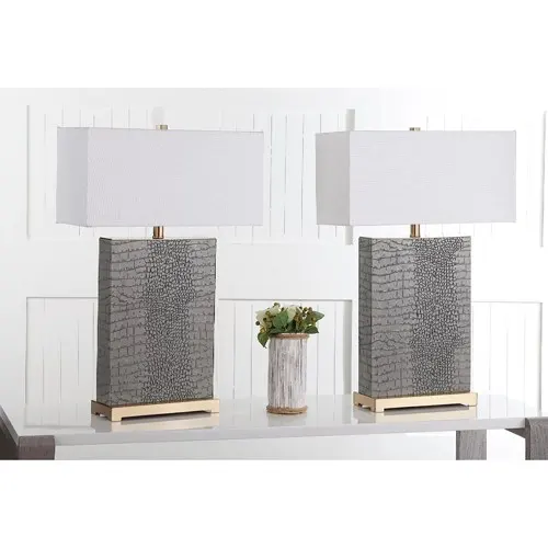 Thân và chụp đèn hình hộp thích hợp với những căn nhà phong cách công nghiệp hoặc hiện đại