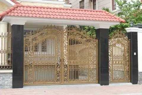 Cửa cổng bằng sắt được khá nhiều người ưa chuộng