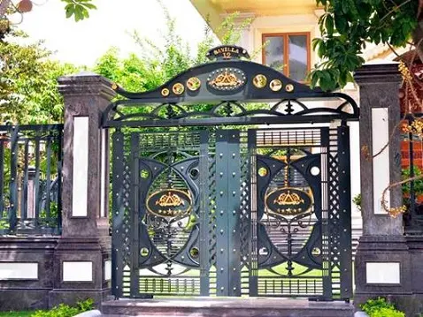 Không nên dùng quá nhiều màu sơn cho cửa cổng sắt