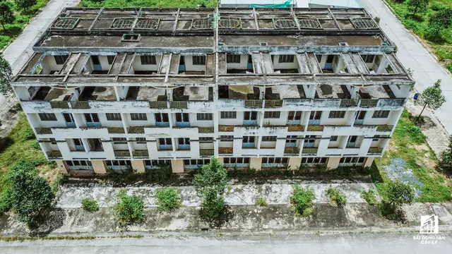 Nhưng bên cạnh đó là nhiều dự án căn hộ không người ở, bỏ hoang nhiều năm đang xuống cấp trầm trọng.