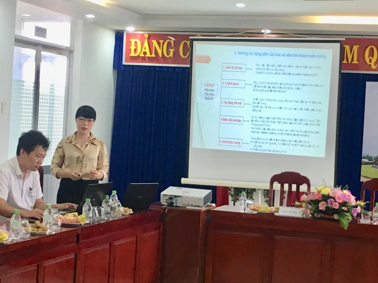 TS Tạ Hoàng Vân phát biểu tại Hội thảo