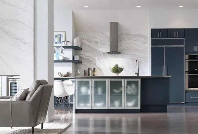Nhà bếp xinh với mẫu gạch ốp thạch anh đầy tinh tế (nguồn: decoraid)