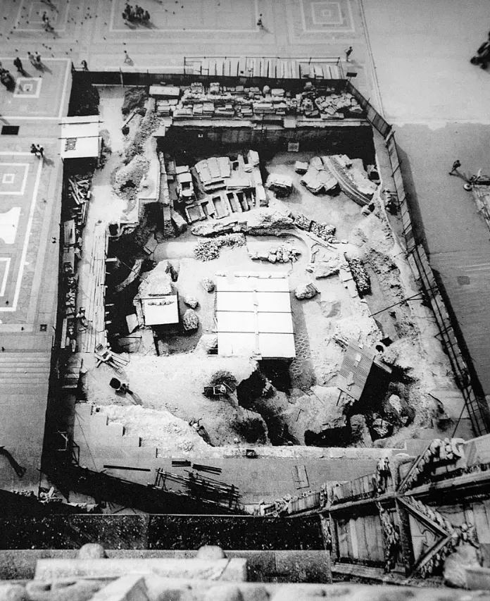Hình 3: Di tích nhà rửa tội San Giovanni nằm ngay dưới lớp gạch quảng trường Duomo  (Nguồn: http://milanoarcheologia.beniculturali.it)