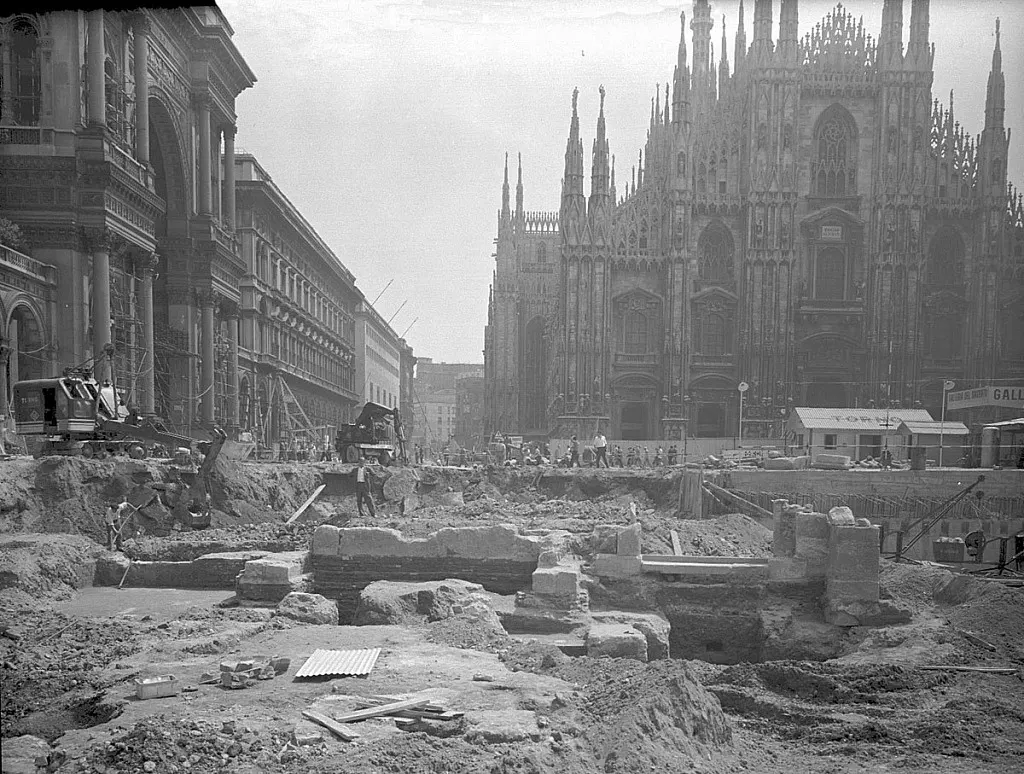 Hình 4: Công trường thi công ga tàu điện ngầm M1 tại quảng trường Duomo  (Nguồn: http://milanoarcheologia.beniculturali.it)
