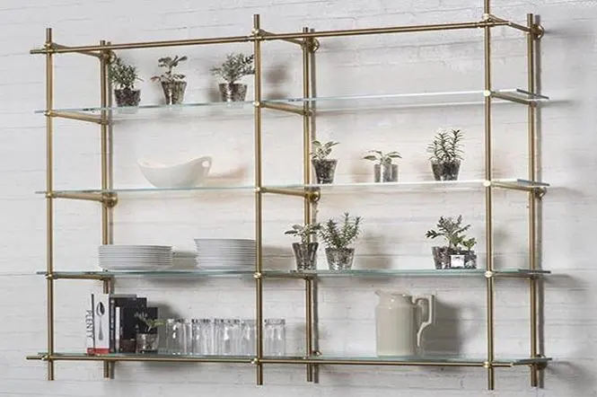 Kệ bếp bằng kính thay thế kệ gỗ trong xu hướng nhà đẹp (nguồn: decoraid)