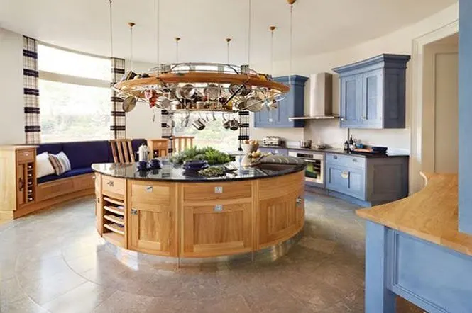 Nhà bếp có quầy bar tận dụng làm nơi trữ đồ (nguồn: decoraid)