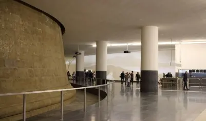 Hình 8: cổng vào Ga Municipio, Line 1 tại Napoli 