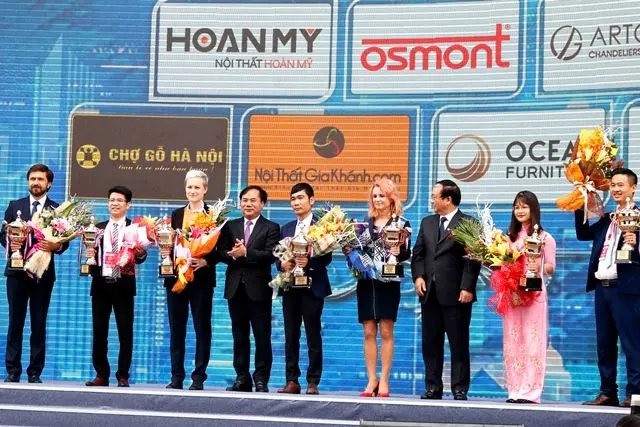 Thứ trưởng Nguyễn Văn Sinh và Phó Chủ tịch UBND TP. Hà Nội Nguyễn Thế Hùng trao Cúp vàng Triển lãm Vietbuild cho các nhà tài trợ