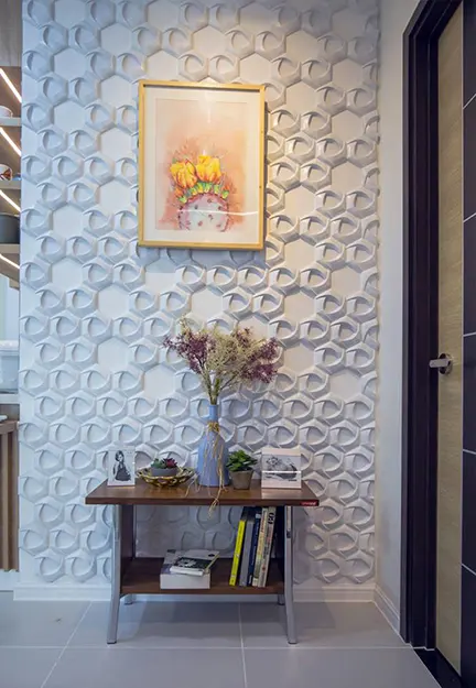 Một phần bức tường được trang trí bằng gạch bê tông ép
