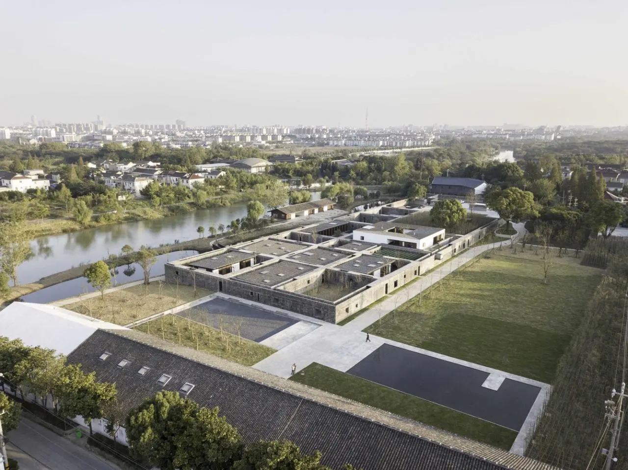 Khách sạn The Walled / Neri & Hu