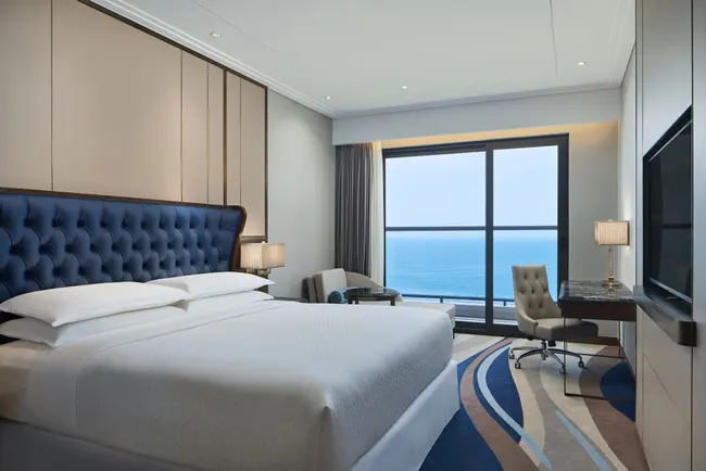 Phòng ngủ tinh tế với góc làm việc hướng biển tại Four Points by Sheraton Đà Nẵng