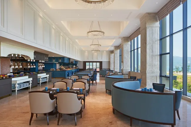 Không gian sang trọng tại nhà hàng The Eatery phù hợp cho những cuộc đãi tiệc đối tác