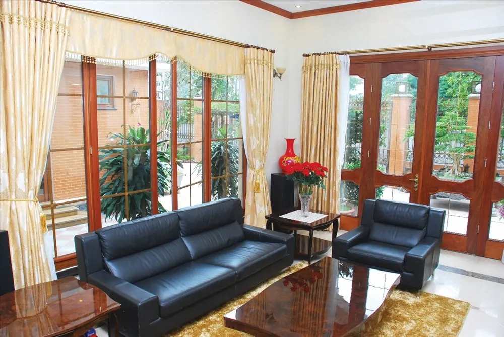 Cửa gỗ pano kính kết hợp cùng nội thất gỗ mang đến không gian sang trọng cho các căn biệt thự