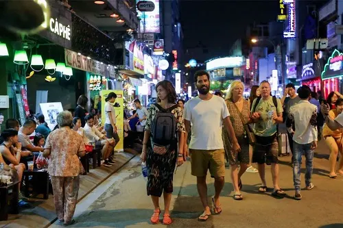 Đường Bùi Viện, Quận 1 luôn nhộn nhịp, tấp nập du khách phương Tây (Nguồn: Saigoneer)