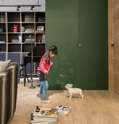 Bé có thể học bài, chơi các trò chơi ngay trên sàn nhà bằng gỗ