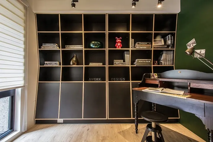 Đàn piano đặt cạnh một giá sách