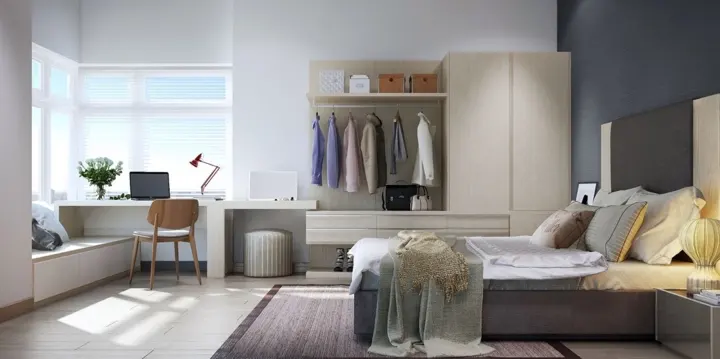 Hệ thống tủ, kệ lưu trữ bố trí dọc theo tường khiến căn phòng vừa có vẻ tiện nghi lại mang nét cá tính riêng của người sở hữu