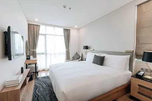 Phòng ngủ ấm áp, nội thất sang trọng và tinh tế tại Oakwood Residence Saigon 