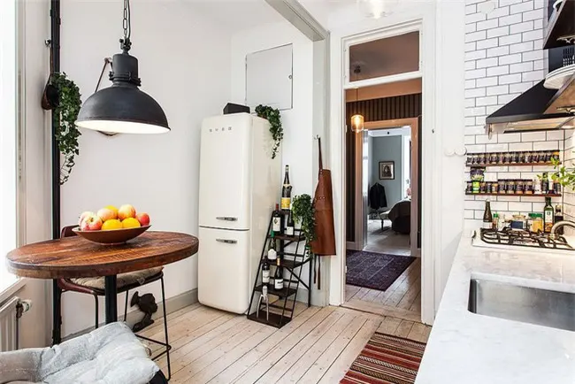 Các yếu tố công nghiệp và Scandinavia được kết hợp đẹp mắt trong phòng ăn và nhà bếp này