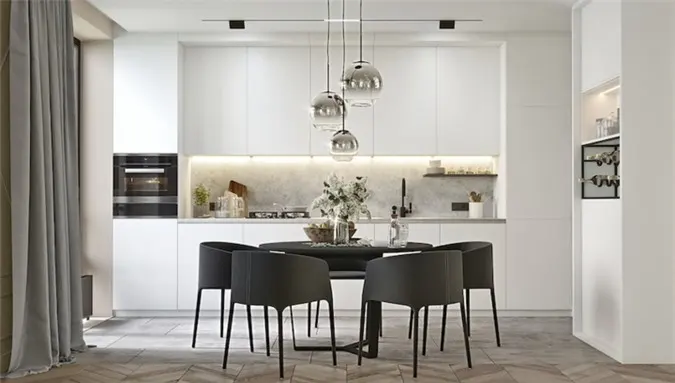 Tủ bếp màu trắng mang đến cảm giác gần như trong suốt, đèn âm tường giấu đằng sau tủ hỗ trợ chị em trong lúc nấu nướng đồng thời tạo điểm nhấn cho căn bếp