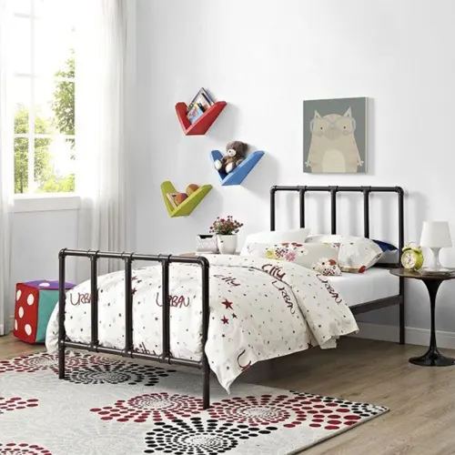 Chiếc giường ngủ bằng sắt, ở trên tường có treo tranh, hình ảnh các con vật sẽ khiến trẻ cảm thấy thoải mái và ngủ ngon giấc hơn