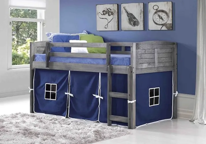 Cầu thang gắn bên cạnh giường tạo thuận tiện cho trẻ leo lên tầng trên để nằm