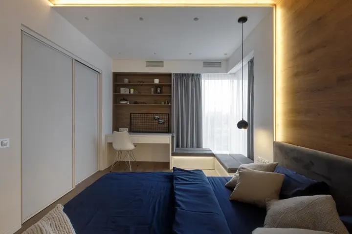 Giá sách ốp gỗ hài hòa với tường