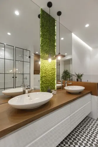 Một bức tường bằng cây đặt phía sau bồn rửa được chiếu sáng từ hai bên bởi đèn Led trắng