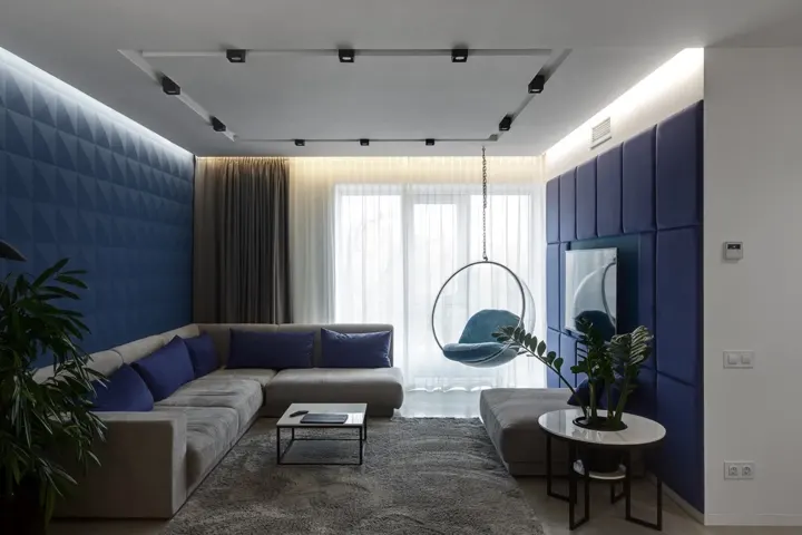Để tăng hiệu ứng chiếu sáng gia chủ đã trang trí phòng khách với hiệu ứng tường màu xanh đối diện màu trắng