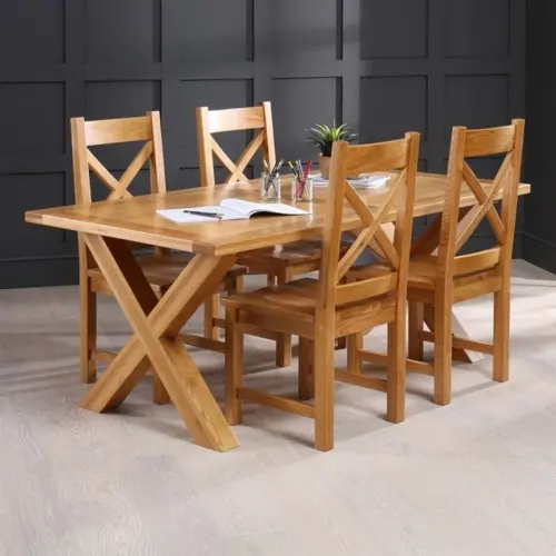Nhìn vào bộ bàn ghế chúng ta dễ nhận ra đây đích thực là phong cách Rustic nhờ sử dụng chất liệu gỗ, kiểu dáng chân hình chữ X bắt mắt