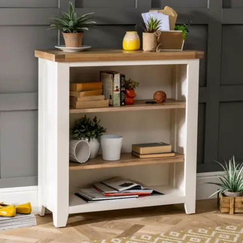 Tủ sách thấp có ba kệ mở, hai trong số các kệ này có thể điều chỉnh chiều cao cho phép bạn định cấu hình tủ sách của mình phù hợp nhu cầu lưu trữ hàng ngày.