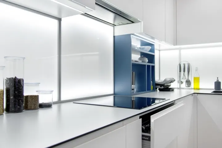 Một loạt các loại đèn Led lắp dọc theo tủ bếp cung cấp đầy đủ ánh sáng cho chị em nội trợ