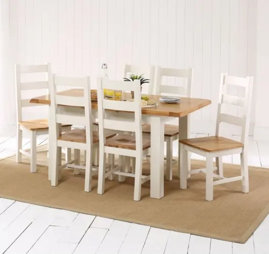 Bàn ăn màu trắng đi kèm với ghế ăn lưng cao mang đến cảm giác vừa hiện đại vừa cổ điển